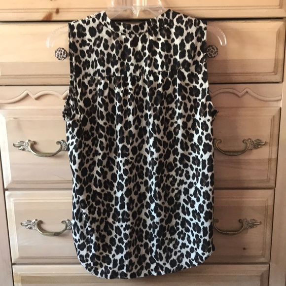 Vince Camuto | Leopard Print V-Neck Sleeveless Blouse Size S - Picture 3 of 6